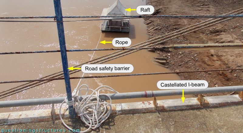 Connection between a raft and the main span of a cable-stayed bridge using a rope.