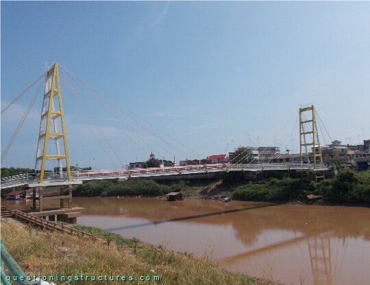 Cable-stayed bridge over a river (link-image to cable-stayed bridge 4).