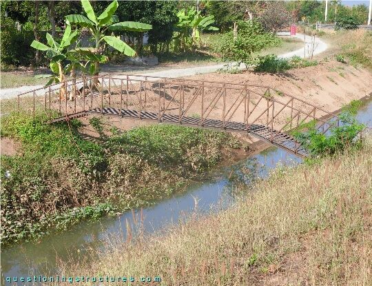 Pedestrian steel frame bridge over an irrigation canal (link-image to frame bridge 1).