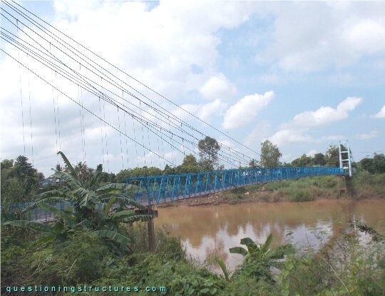 Hybrid cable-stayed suspension bridge over a river (link-image to hybrid cable-stayed suspension bridges).