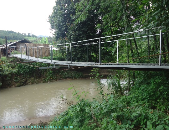 Suspended bridge over a creek (link-image to suspended bridge 3)