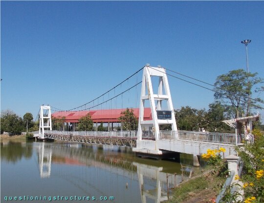Pedestrian suspension bridge over a reservoir (link-image to suspension bridge 1)