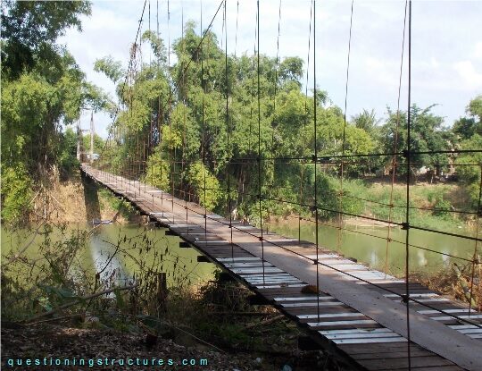 Suspension bridge over a river (link-image to suspension bridge 11)