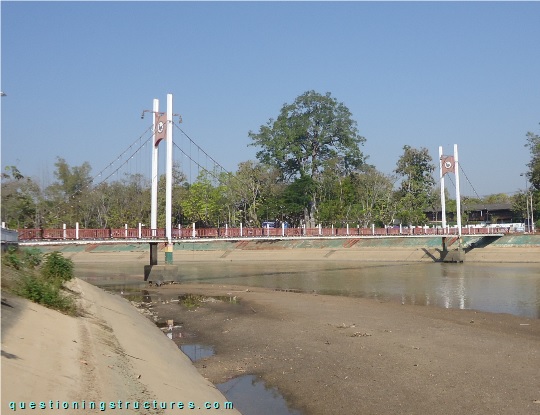 Suspension bridge over a river (link-image to suspension bridge 30)