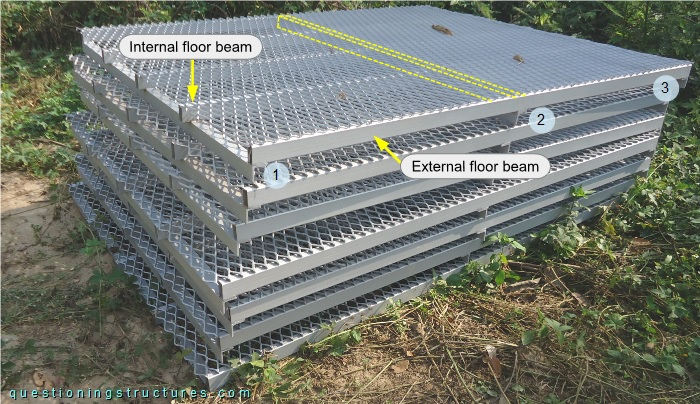  Pre-assembled deck units of a single-span suspension bridge