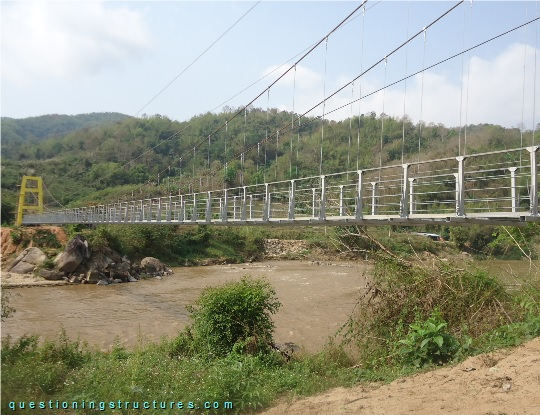 Suspension bridge over a river (link-image to suspension bridge 31)