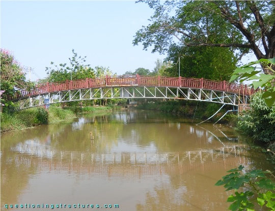 Deck truss bridge over a reservoir (link-image to truss bridge 7).