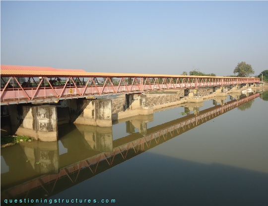 Through-truss bridge over a weir (link-image to truss bridge 8).