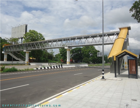 Through-truss bridge over a highway (link-image to truss bridge 9).