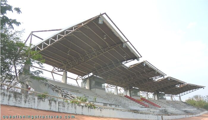 Covered sports tribune made of steel trusses