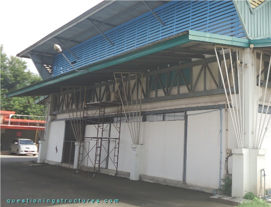 Steel canopy roof with cantilever beams made of lipped channels (link-image to canopy roof 18).