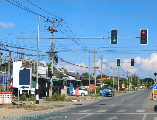 Traffic light pole with stay cables (link-image to traffic structure 2)