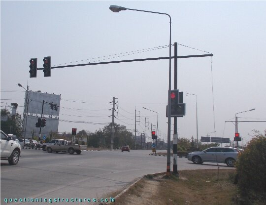 Traffic light pole with stay cables (link-image to traffic structure 3)