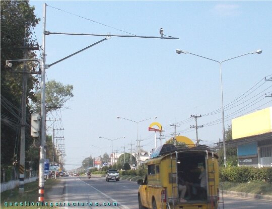 Traffic camera pole with a knee brace and a stay cable (link-image to traffic structure 4)