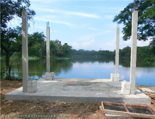 Construction site of a pavilion with RC columns (link-image to cover structure 3).